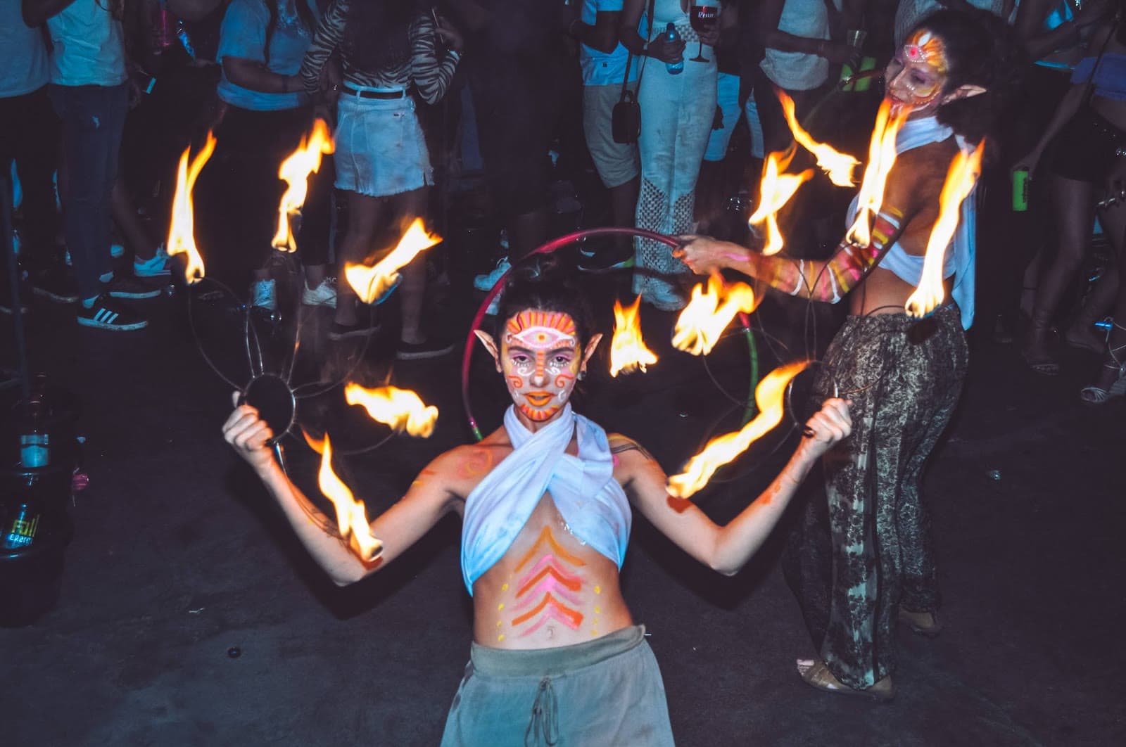 Artistas de fogo durante a apresentação