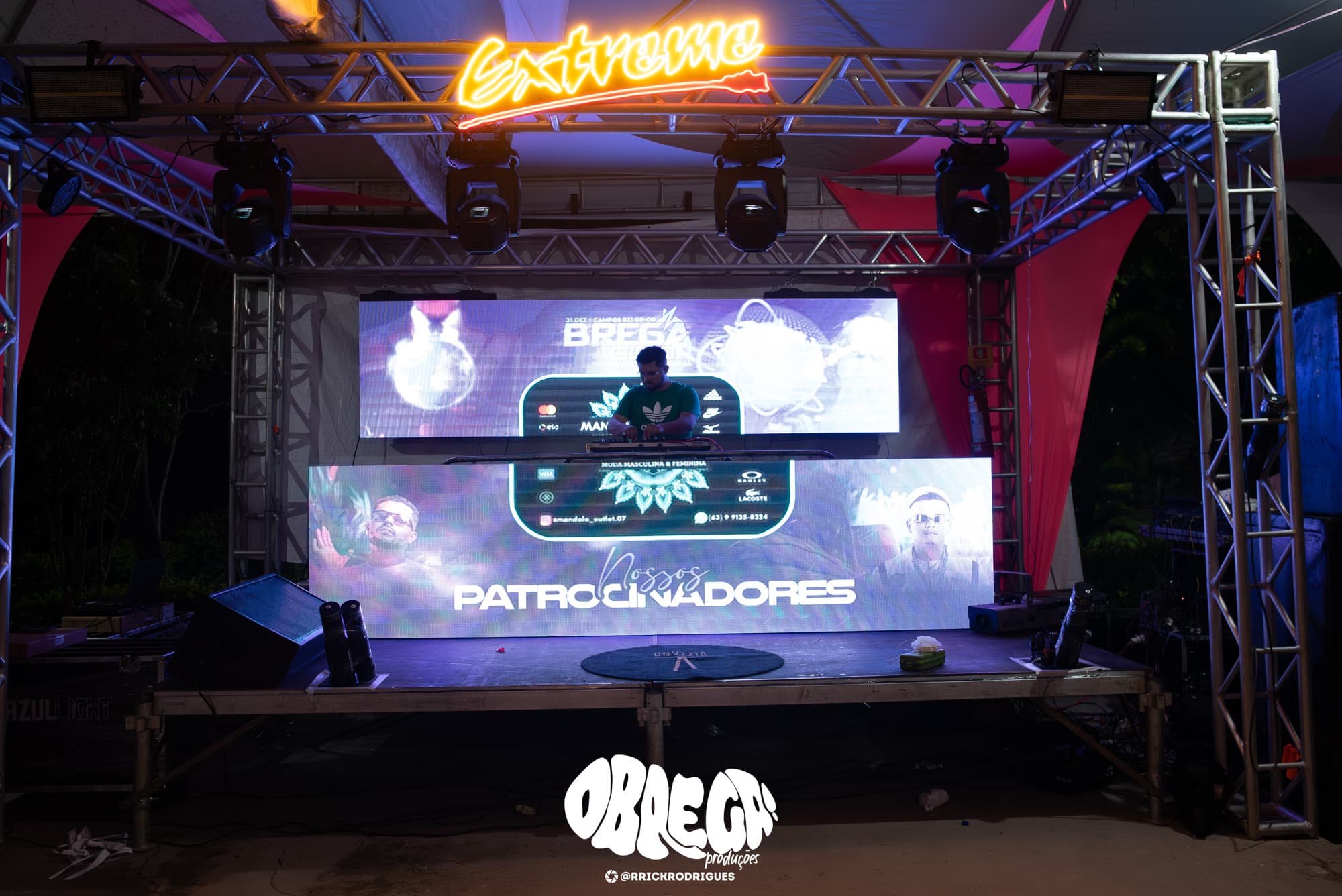Telão de patrocinadores no palco de um evento do BREGA!